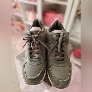 Skechers Women's Olive Lace-Up Sneakers size 8 new without tag